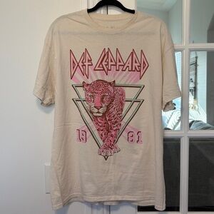 Pink Def Leppard T-shirt